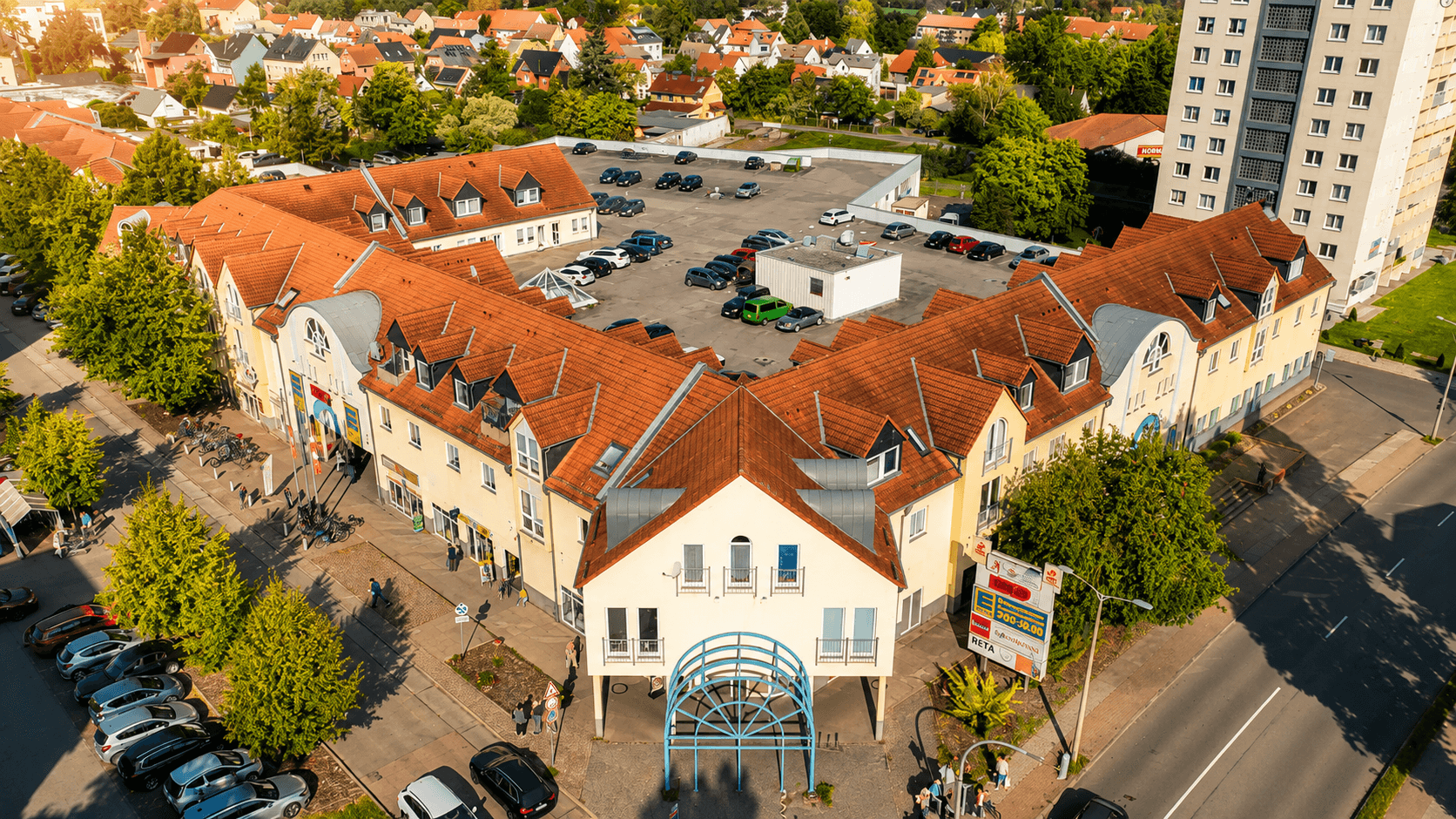 Luftaufnahme der Saline Passage mit roten Dächern und zentralem Parkplatz.