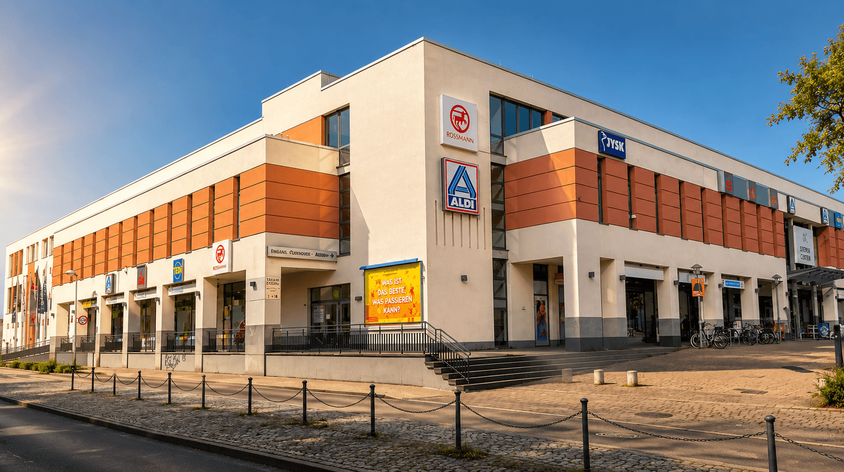 Straßenansicht der Storchengalerie mit heller Fassade und Geschäften.